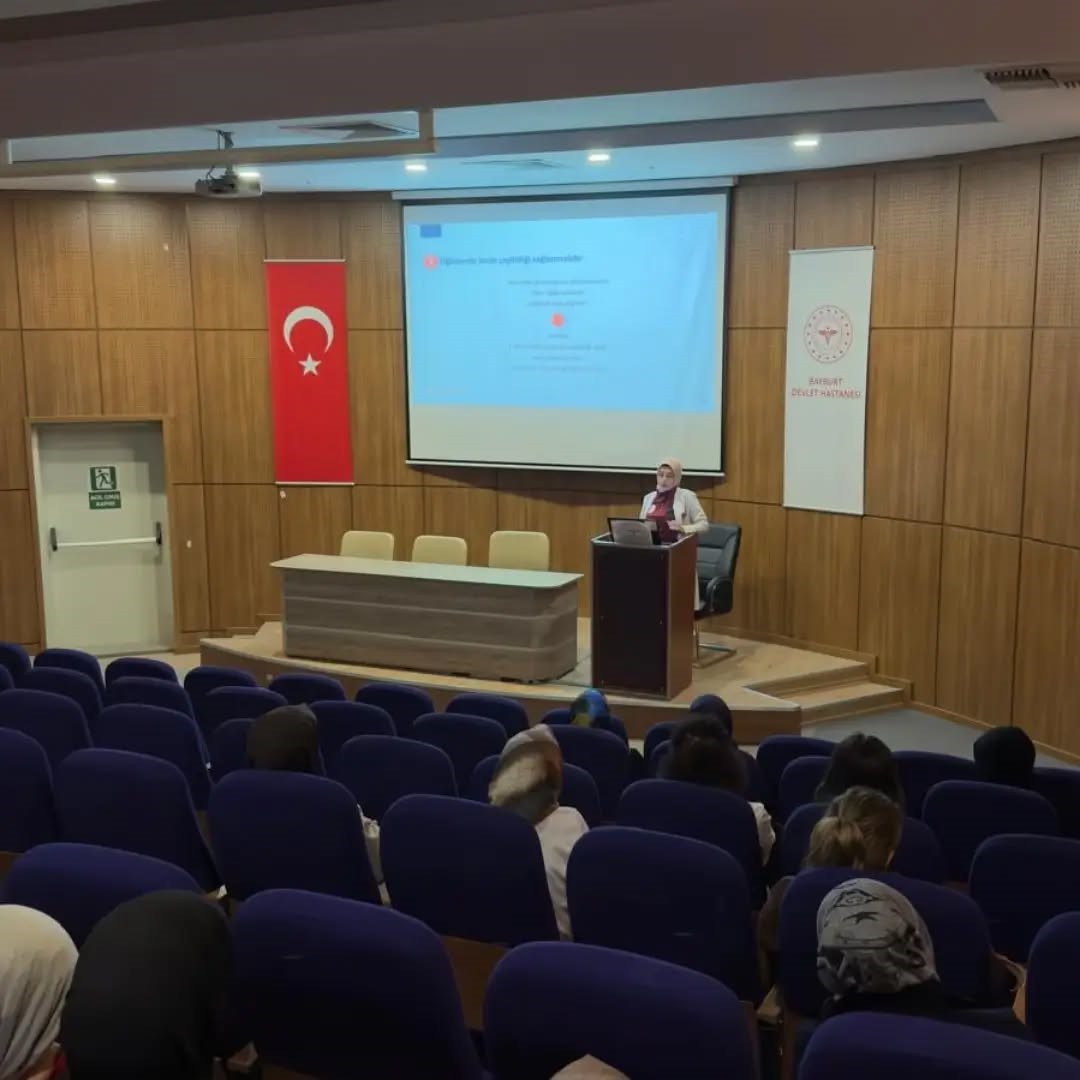 Bayburt’ta sağlık çalışanlarına sağlıklı beslenme eğitimi verildi
