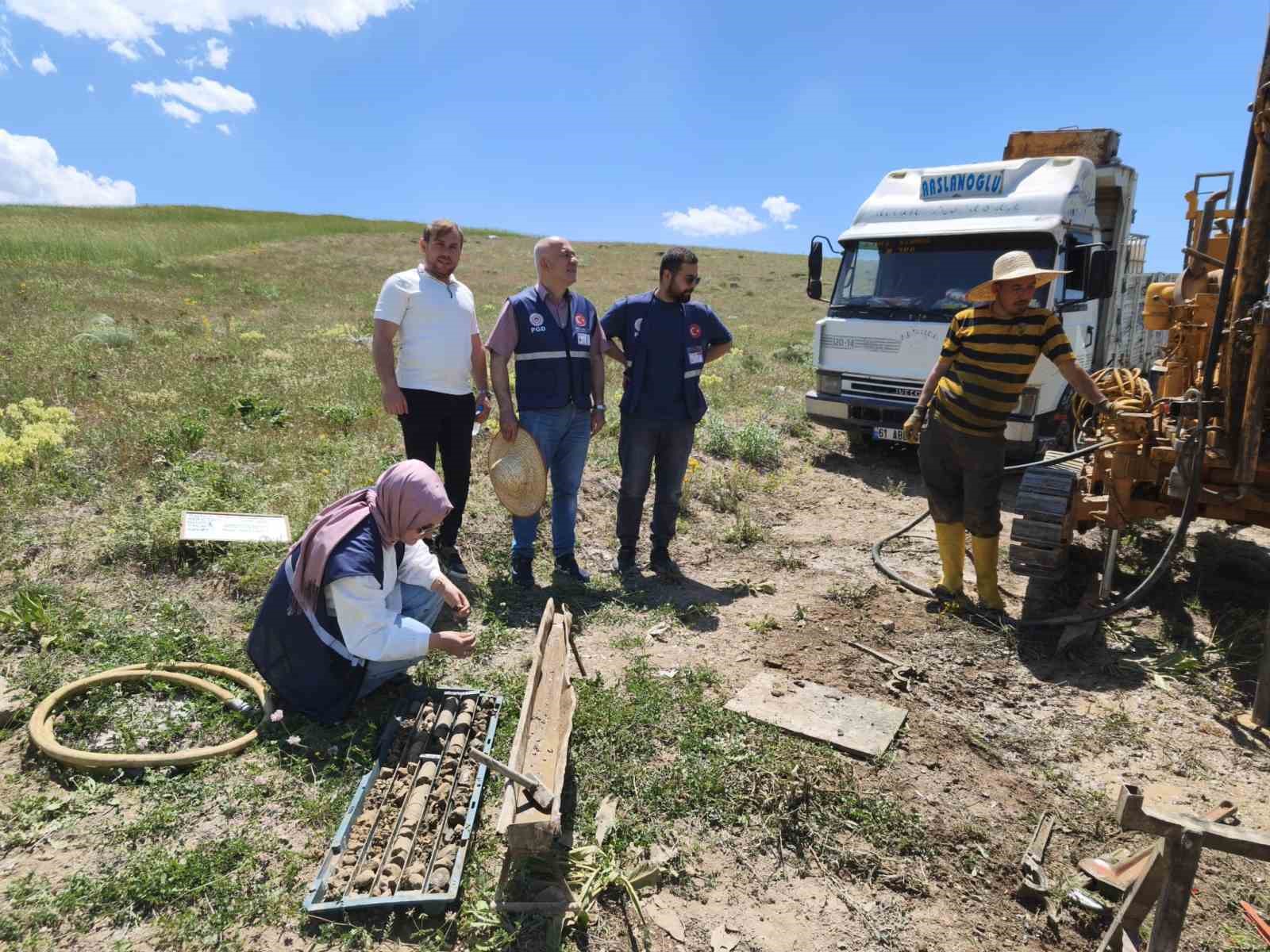 Bayburt’un Gümüşsu köyünde jeolojik etüt çalışmaları incelendi
