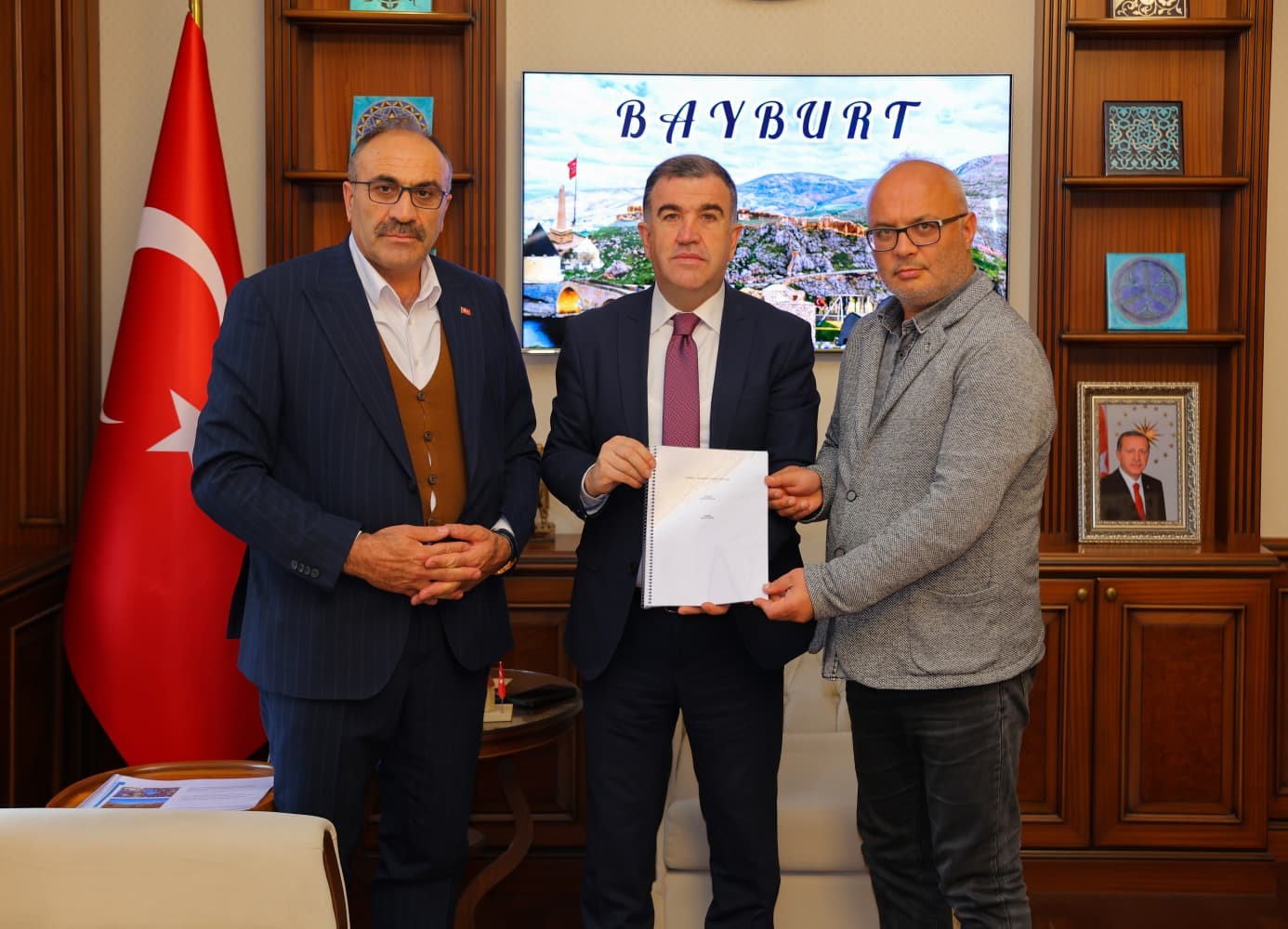 Bayburt’un petrol potansiyelinin tespiti için Vali Eldivan’a rapor sunuldu
