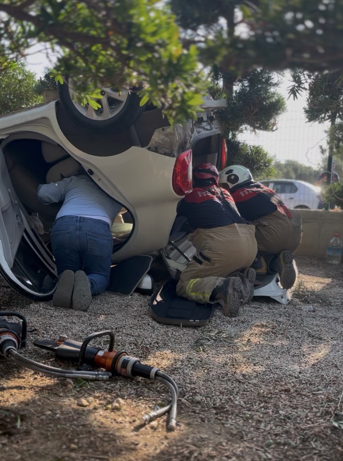 Bayındır’da otomobil seraya devrildi: 3 yaralı
