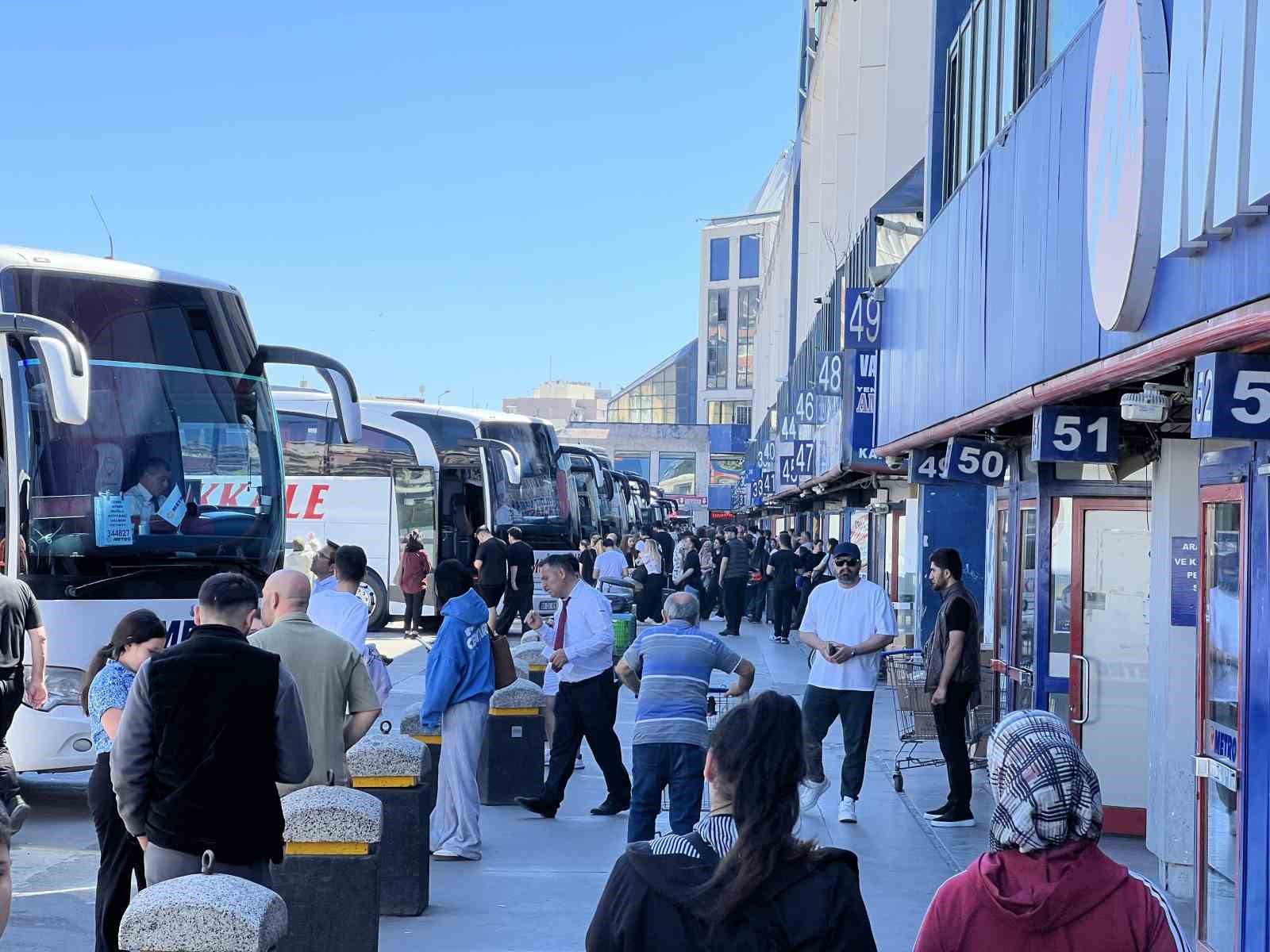 Bayram tatili dönüşleri başladı: 15 Temmuz Demokrasi Otogarı’nda yoğunluk yaşandı
