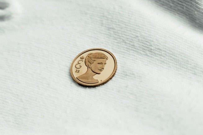Belçika’da Prenses Elisabeth’in 25. yaşına özel altın hatıra parası ve posta pulu

