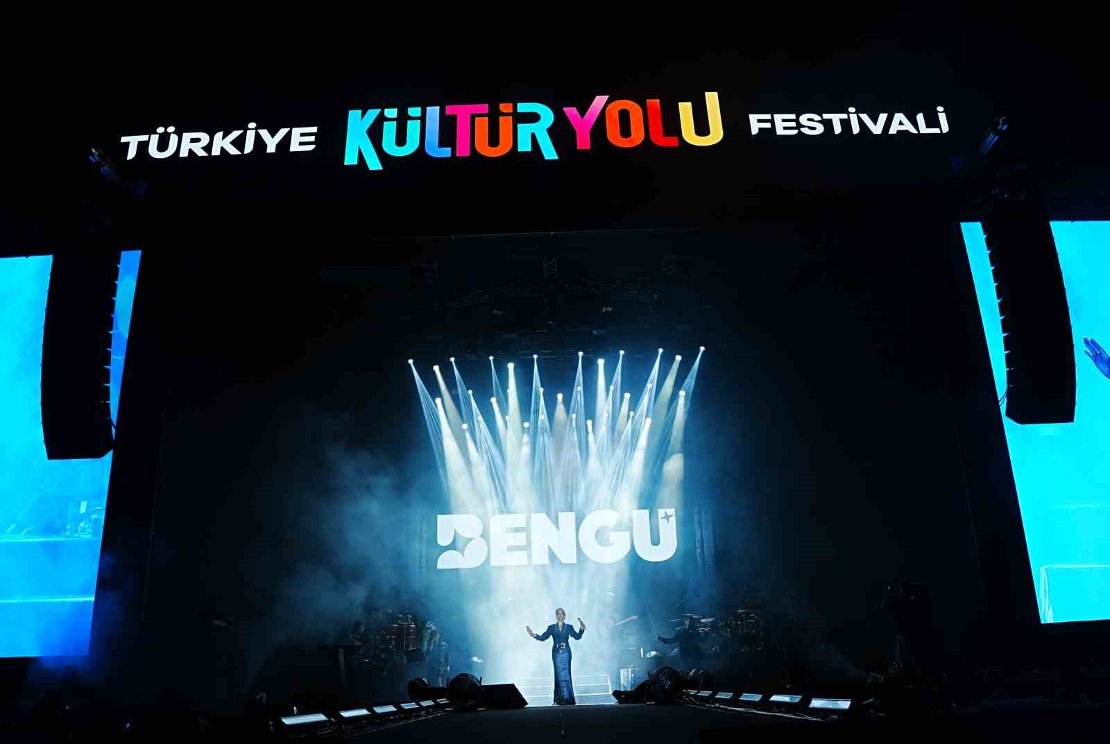 Bengü’den Manisa’da muhteşem gece

