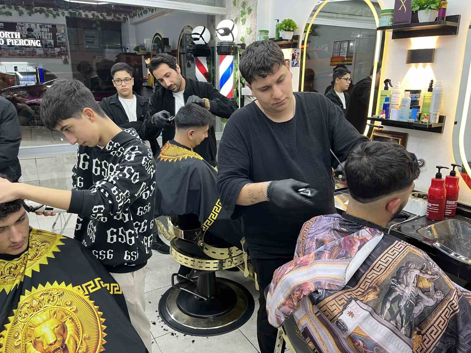 Berberler bayram tıraşı için 24 saat mesai yapıyor
