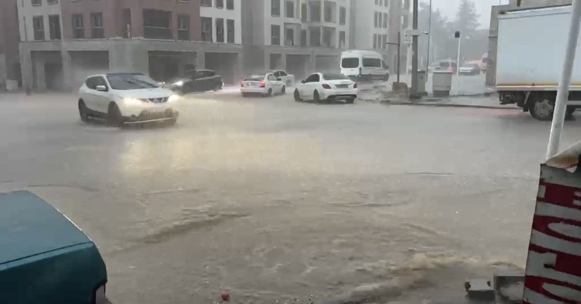 Besni’de sağanak yağış: Cadde ve sokaklar göle döndü
