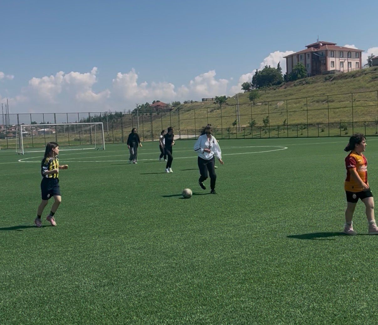 Beylikova Gençlik ve Spor İlçe Müdürlüğü tarafından ücretsiz kız futbol kursu açıldı
