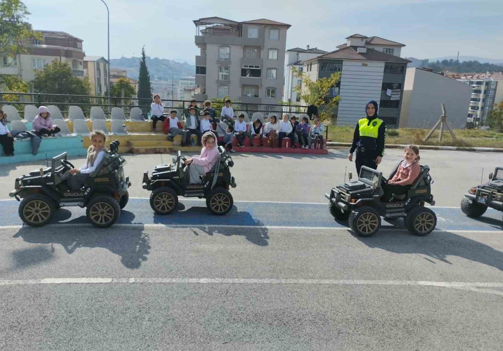 Bilecik’te 23 öğrenciye uygulamalı trafik eğitimi
