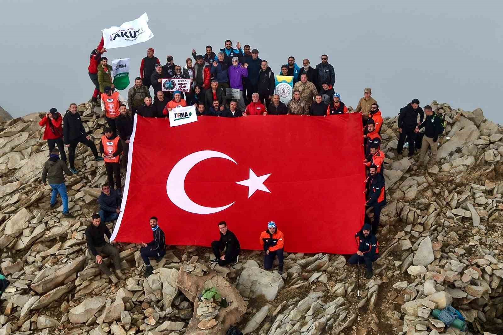 Bingöl’de Cumhuriyet Bayramı etkinlikleri kapsamında Sülbüs Dağı’na zirve tırmanışı
