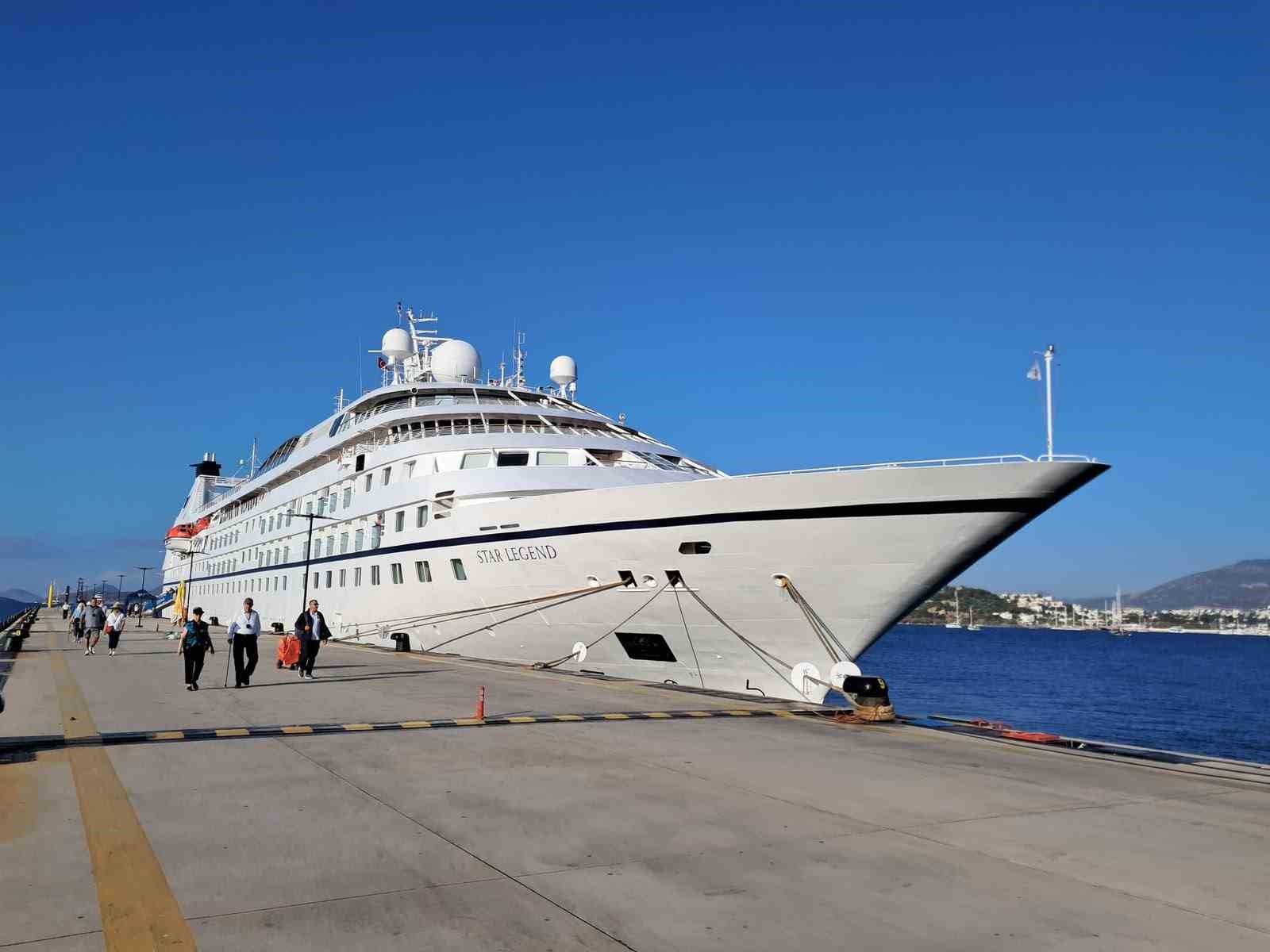 Bodrum’a 300 yolcusuyla geldi

