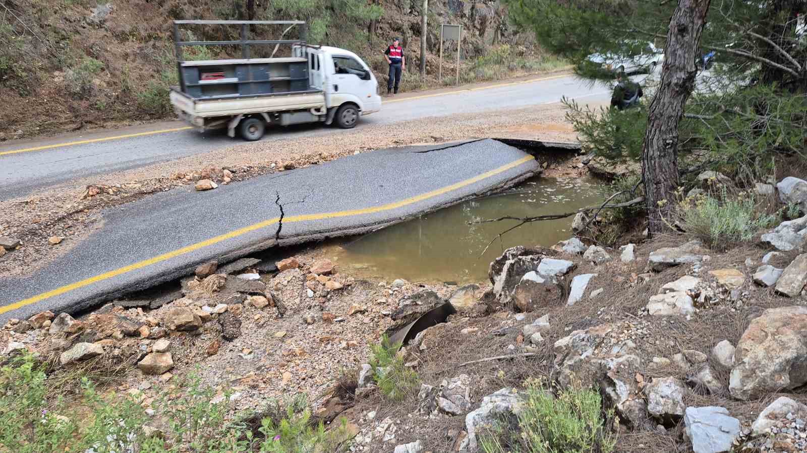 Bodrum’da ana isale hattı patladı, yol dereye döndü
