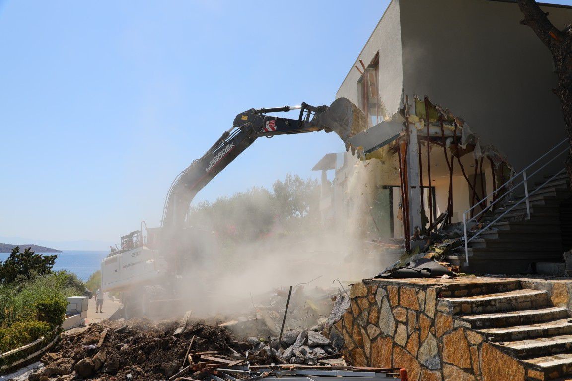 Bodrum’da kaçak yapılarda yıkım çalışmaları sürüyor
