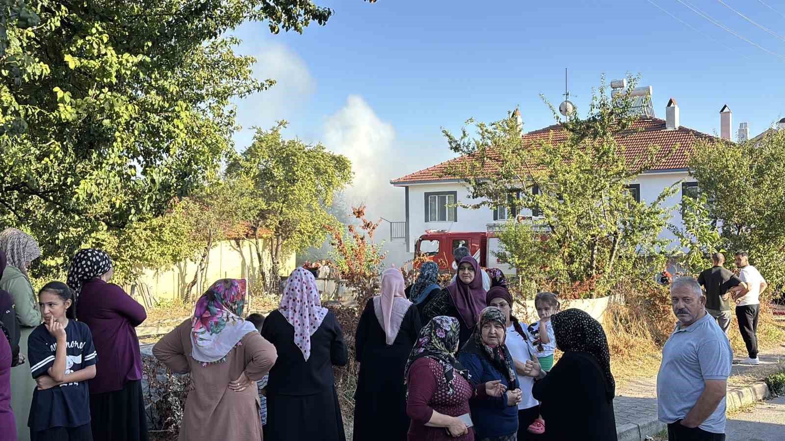 Bolu’da otluk alanda çıkan yangın, 3 eve sıçradı
