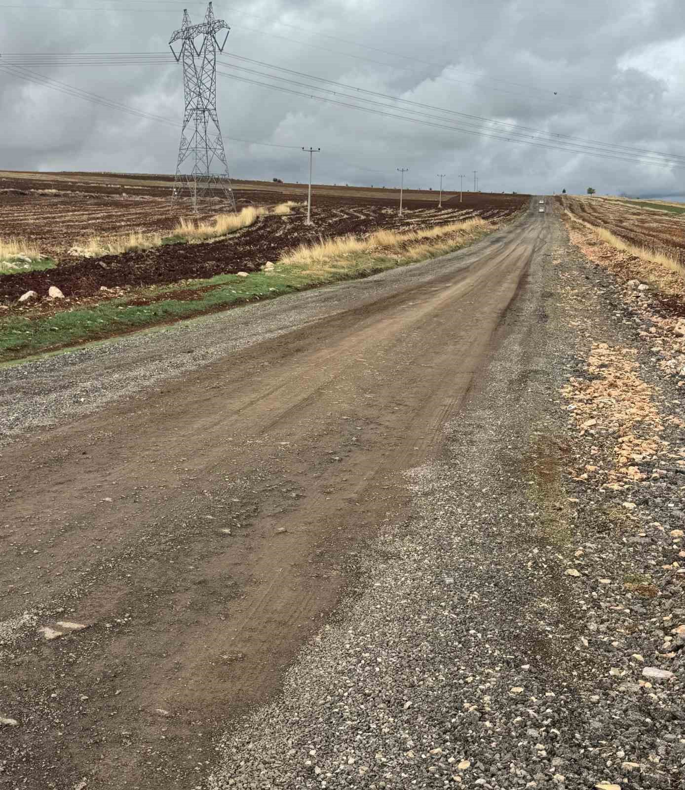 Bozuk köy yolu sürücülerin tepkisine neden oluyor
