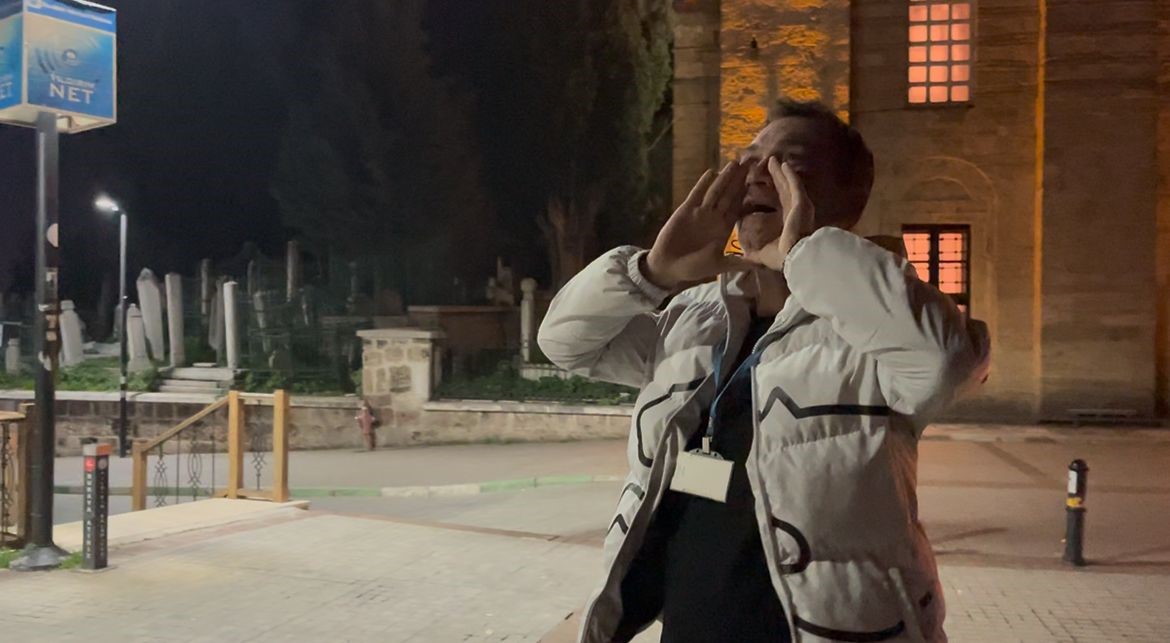 Bu mahallede davul çalanın başı belaya giriyor...Pilava pilava diye zillere basıyorlar
