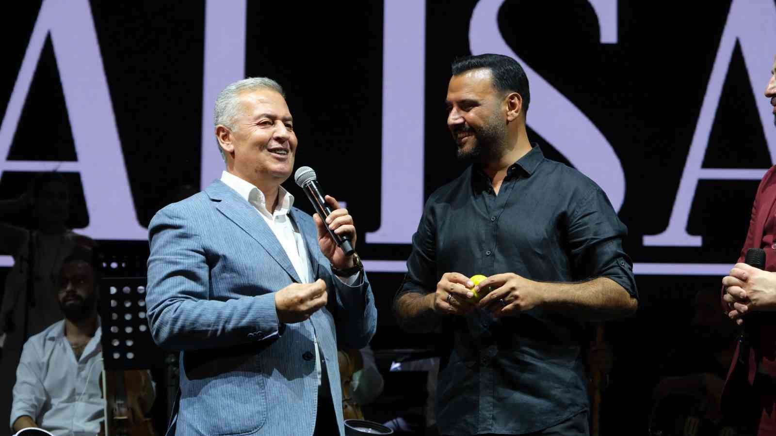 Buharkentliler Alişan’ı ‘fahri hemşehri’ ilan etti

