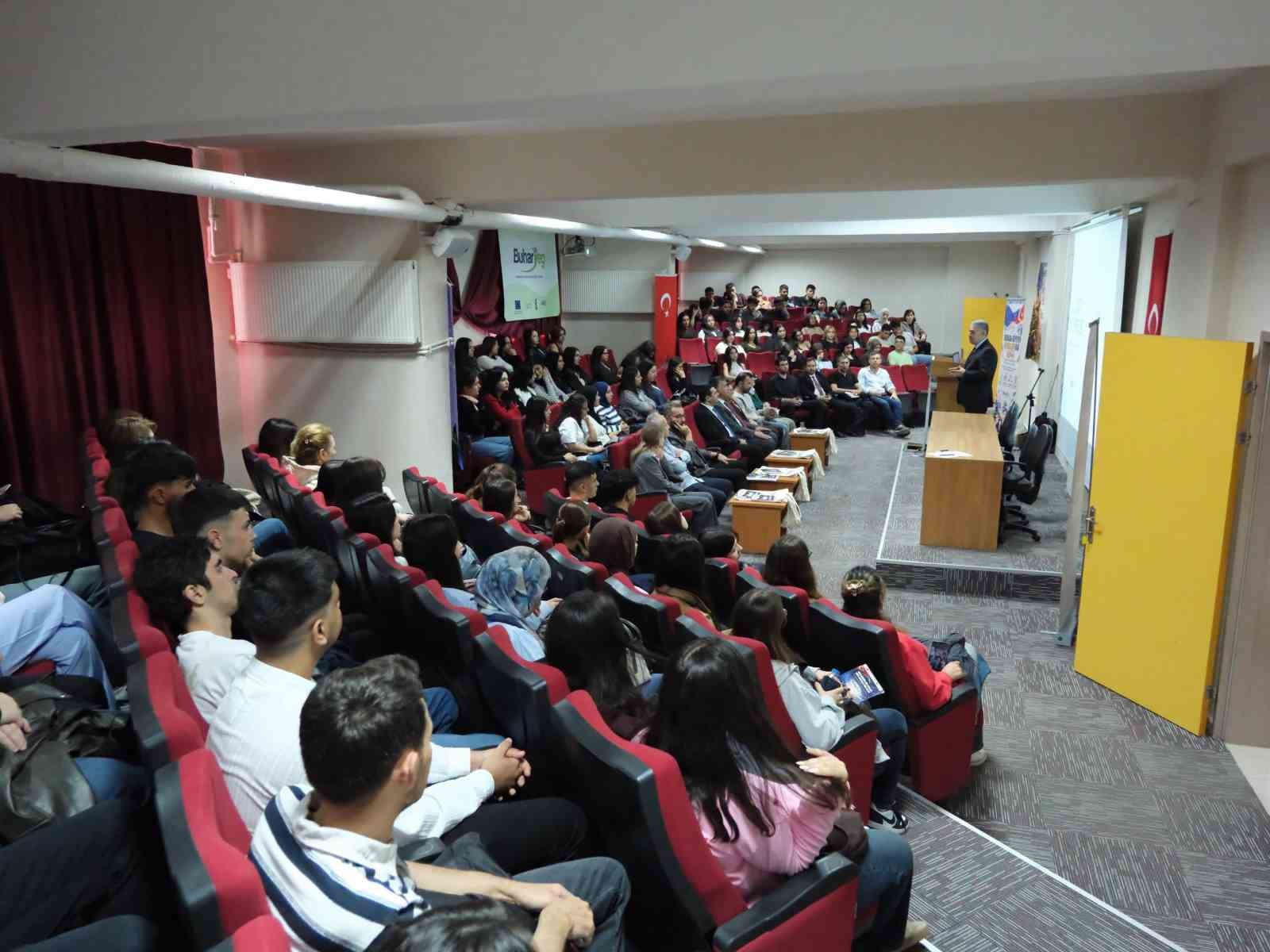 Buharkent’te gençlere proje yazma ve Avrupa fırsatları anlatıldı
