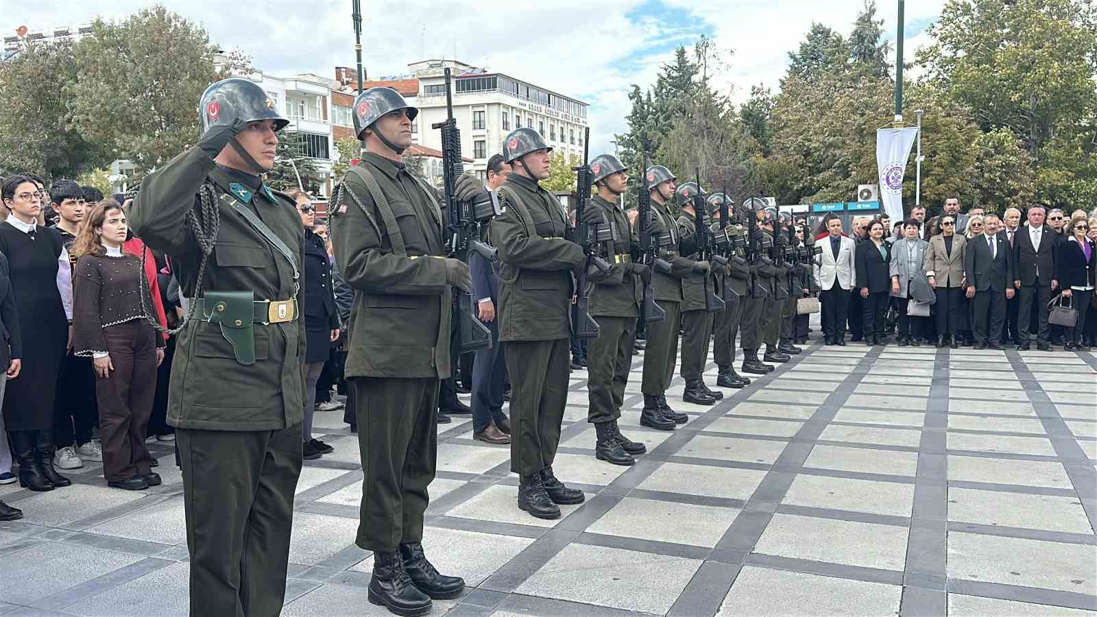 Burdur’da Cumhuriyet’in kuruluşunun 103. yılı çelenk sunma töreni ile başladı
