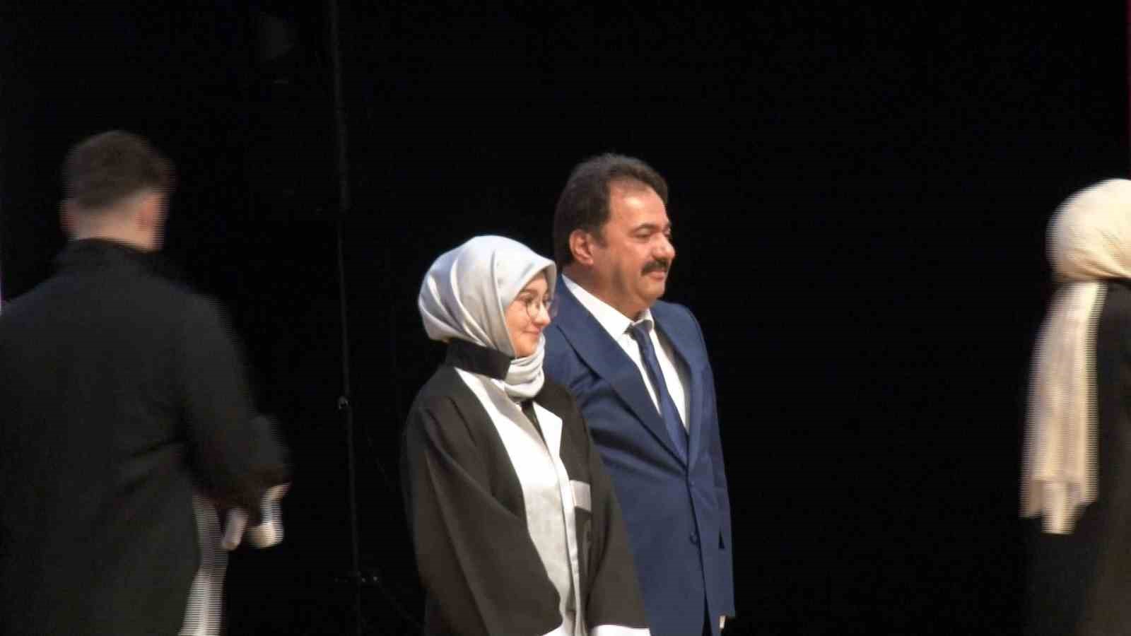 Bursa İl Emniyet Müdürü Gökce kızına diplomasını elleriyle verdi

