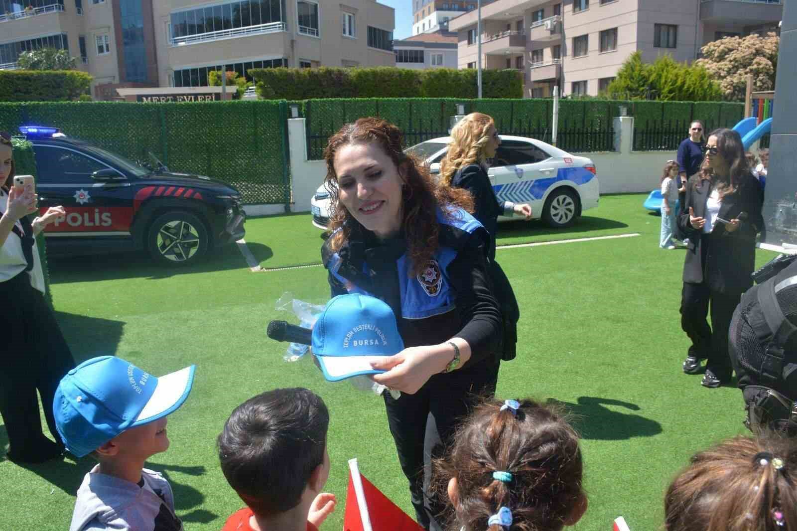 Bursa polisinden miniklere anlamlı ziyaret
