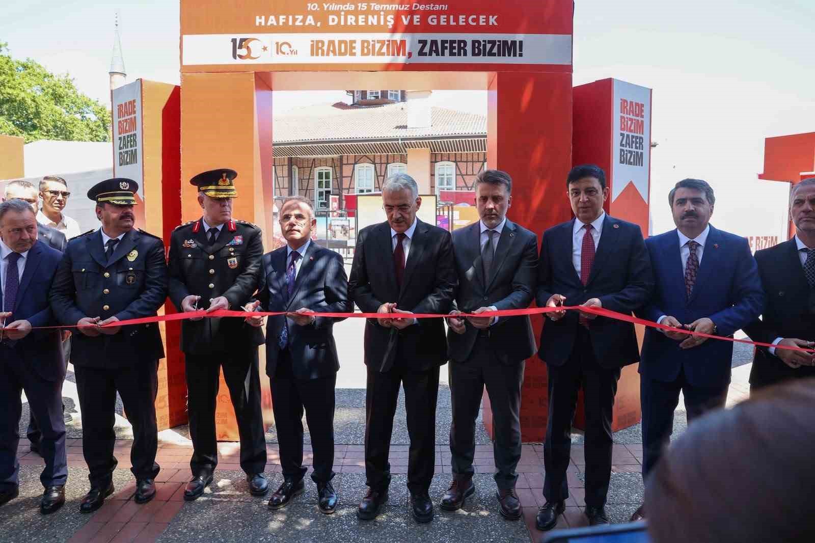 Bursa’da 15 Temmuz programı şehitleri anarak başladı
