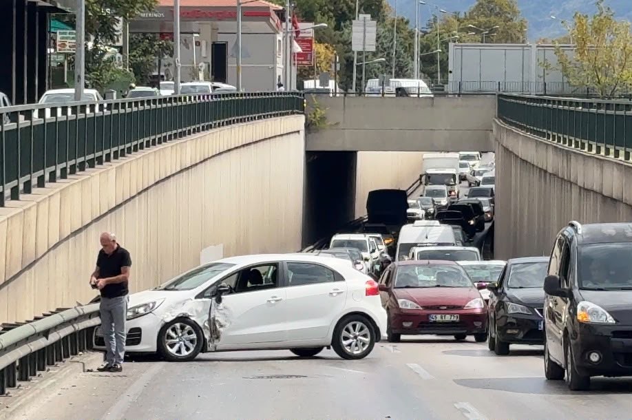 Bursa’da alt geçitte şerit değiştiren ticari araç otomobile çarptı
