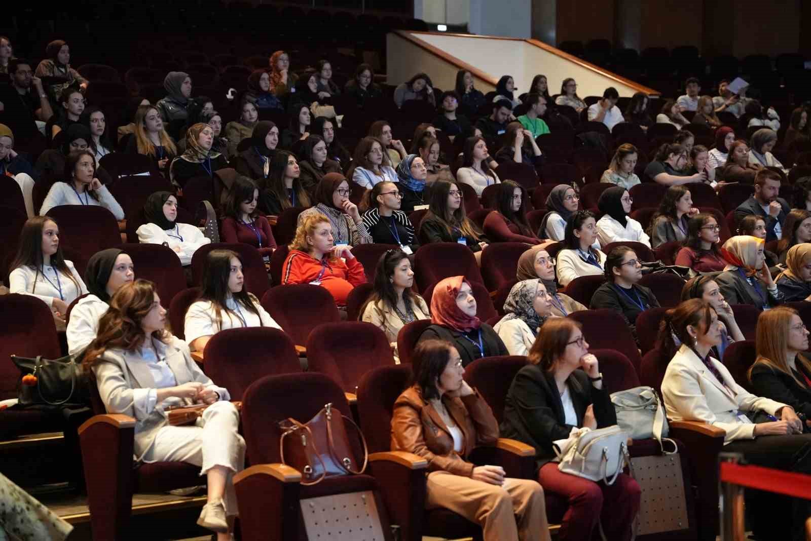 Bursa’da anne sütü sempozyumuna yoğun ilgi
