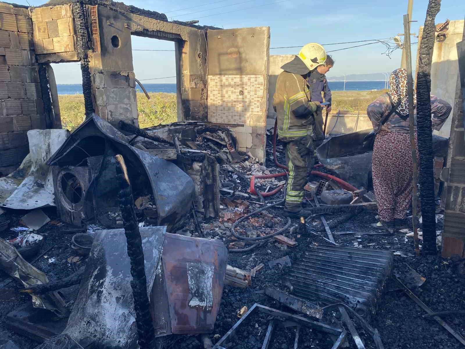 Bursa’da bir ev küle döndü, yanındaki bina hasar gördü
