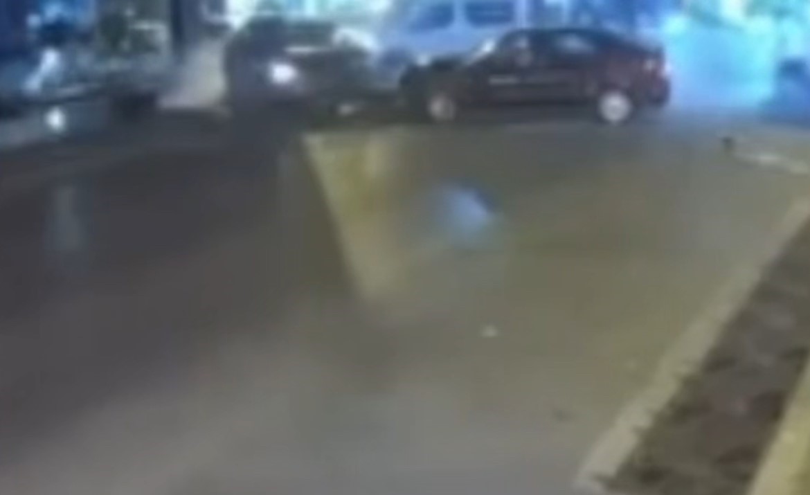 Bursa’da kontrolden çıkan otomobil karşı şeride geçti: 2 yaralı
