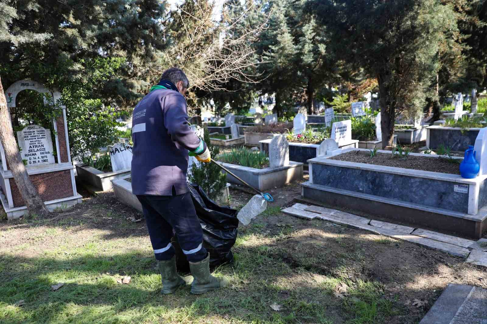 Bursa’da şehitlik ve mezarlıklar bayrama hazır
