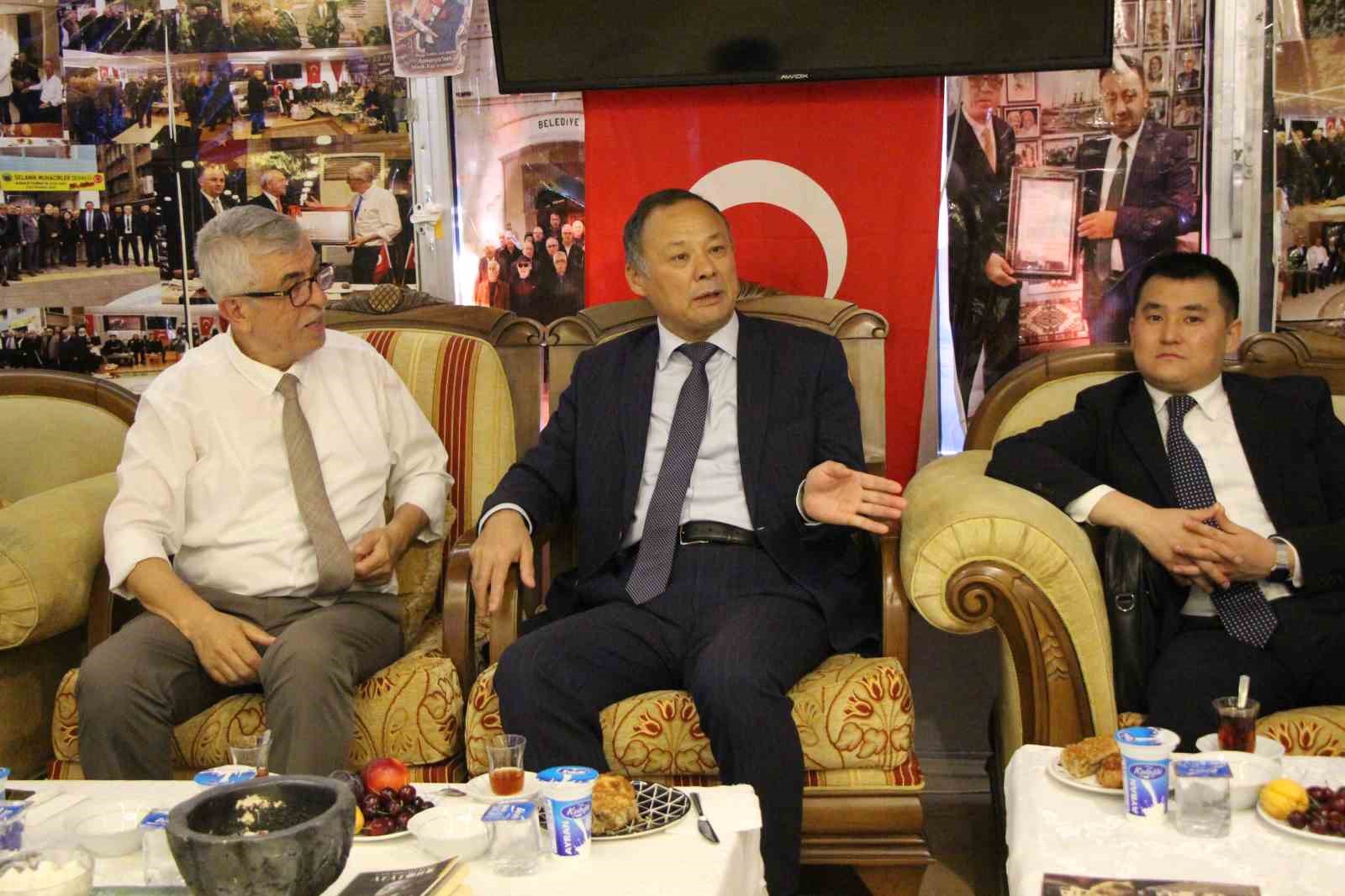 Büyükelçi Kazakbayev: "Kırgızistan ile Türkiye arasındaki ticaret hacmi hedefi 5 milyar dolar^"
