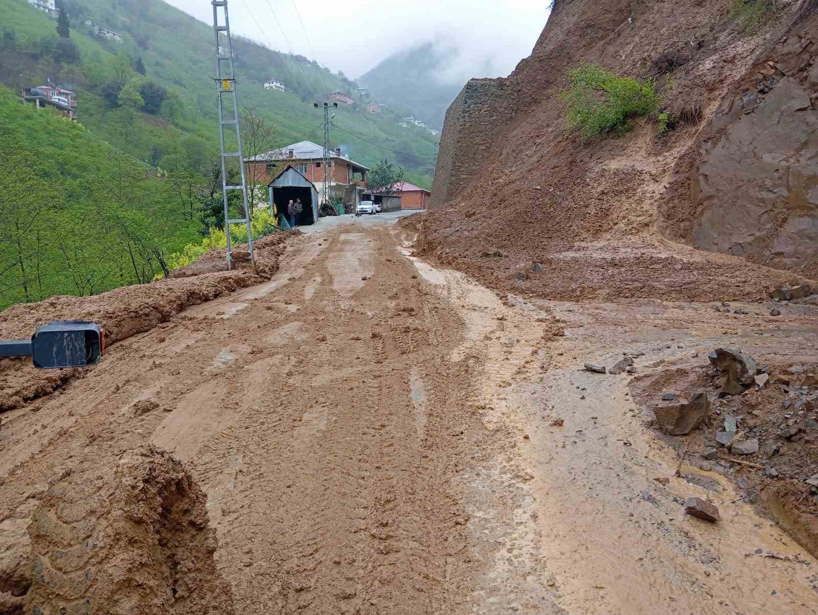 Büyükşehir, heyelanın kapattığı yolları yeniden ulaşıma açtı
