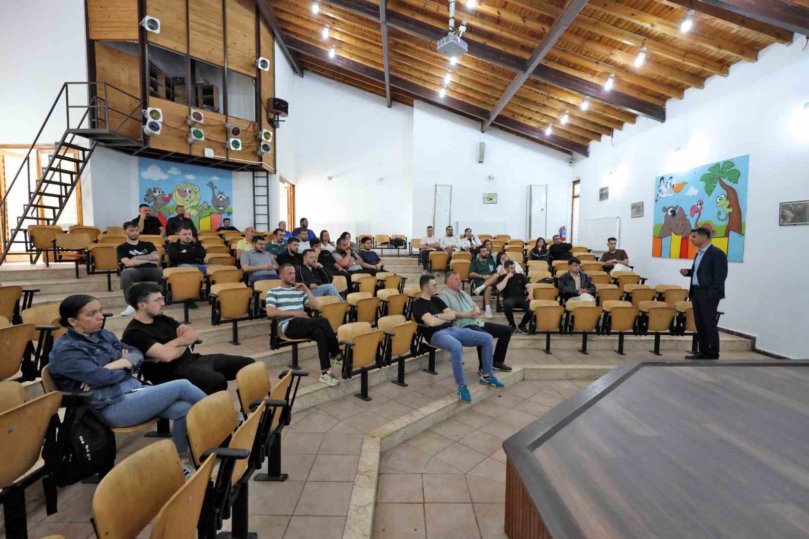 Büyükşehir’den evcil hayvan işletmelerine eğitim
