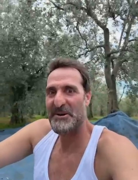 Çakallarla Dans’ın Köfte Necmi’si ilk zeytin hasadını yaptı
