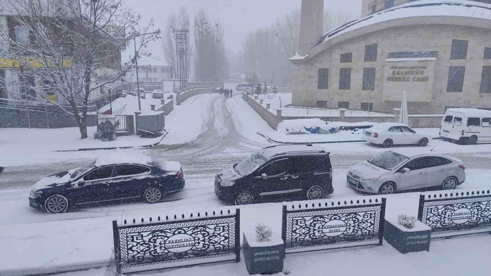 Çaldıran’da bahar beklenirken kış geri döndü
