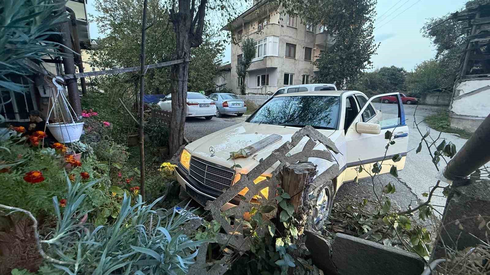 Çalıntı araçla polisten kaçtılar, kaza yapınca yakalandılar
