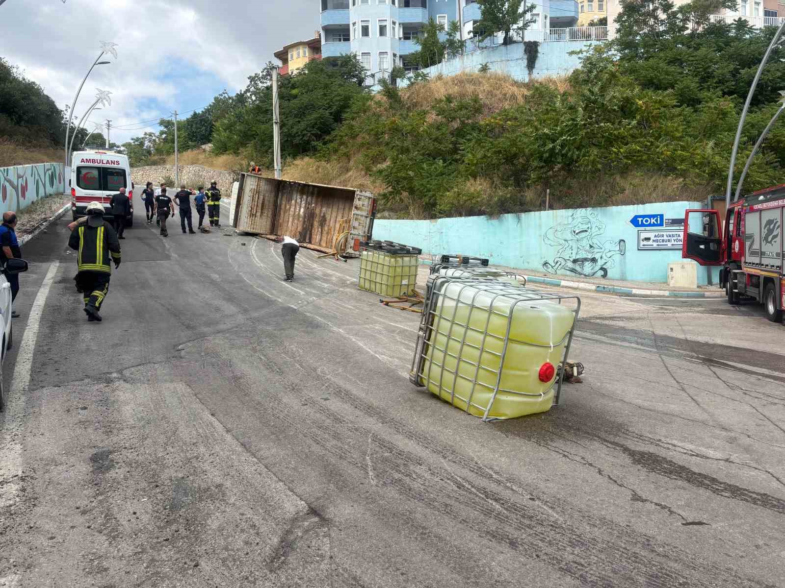 Çamaşır suyu tanklarını taşıyan kamyon devrildi: 1 yaralı
