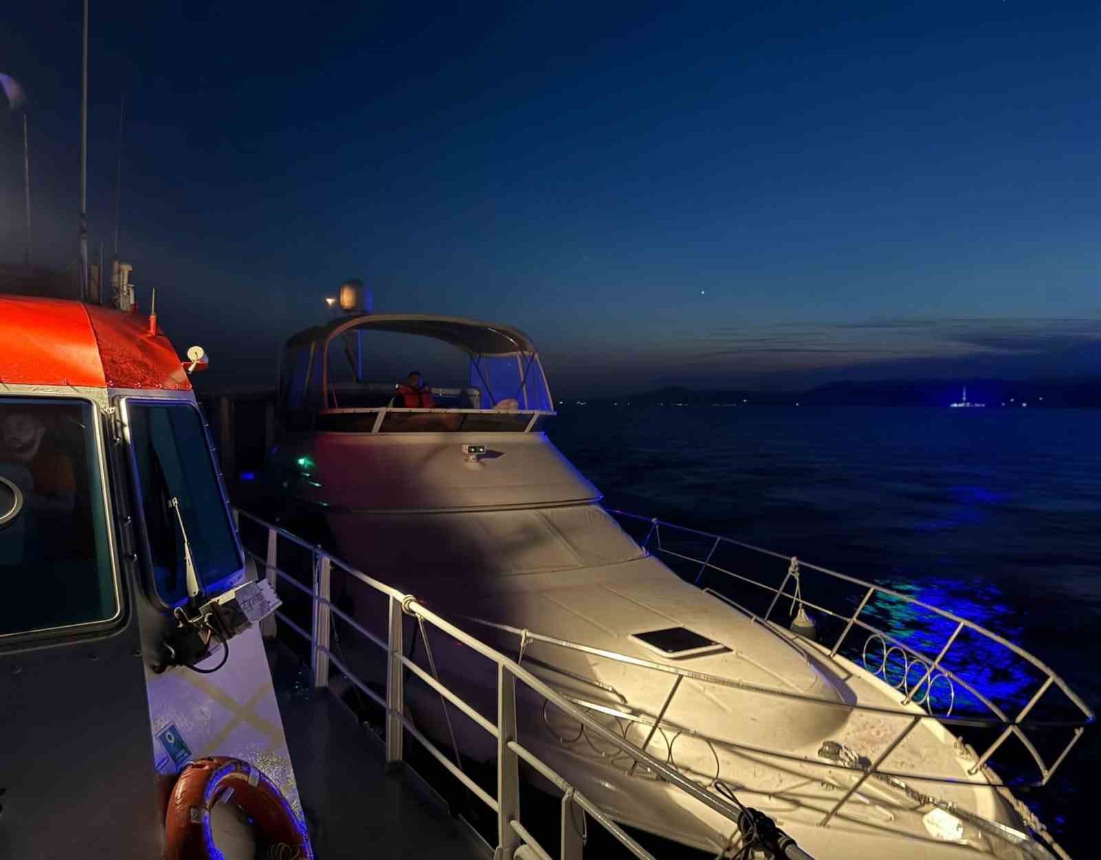 Çanakkale Boğazı’nda içinde 2 kişinin bulunduğu sürüklenen tekne kurtarıldı
