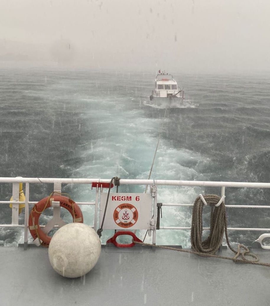 Çanakkale Boğazı’nda makine arızası yaparak sürüklenen tekne kurtarıldı
