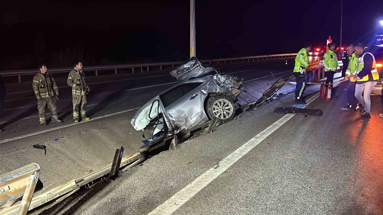 Çanakkale’de otomobil paramparça oldu: 2 kişi hayatını kaybetti
