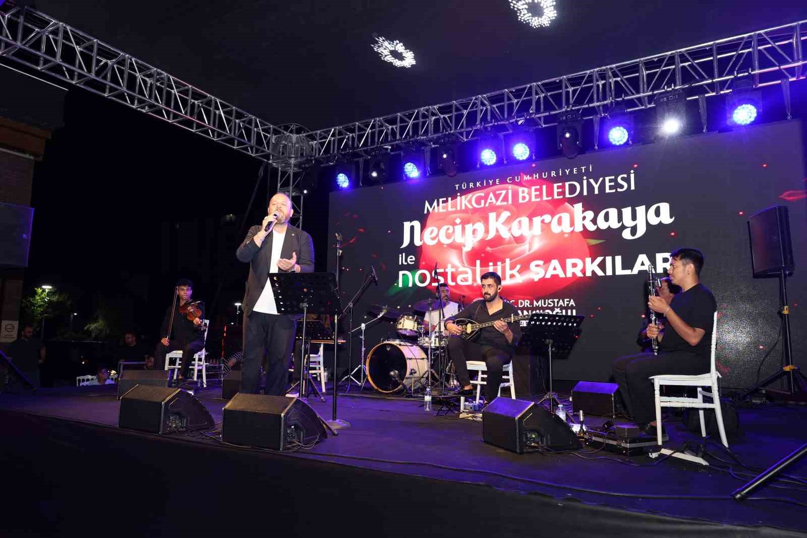 Çarşı Melikgazi’de nostaljik şarkılar gönülleri fethetti
