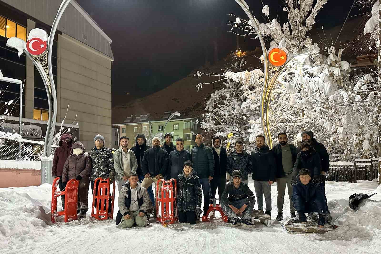 Çatak’ta çocuklar kar katilini eğlenceye dönüştürdü
