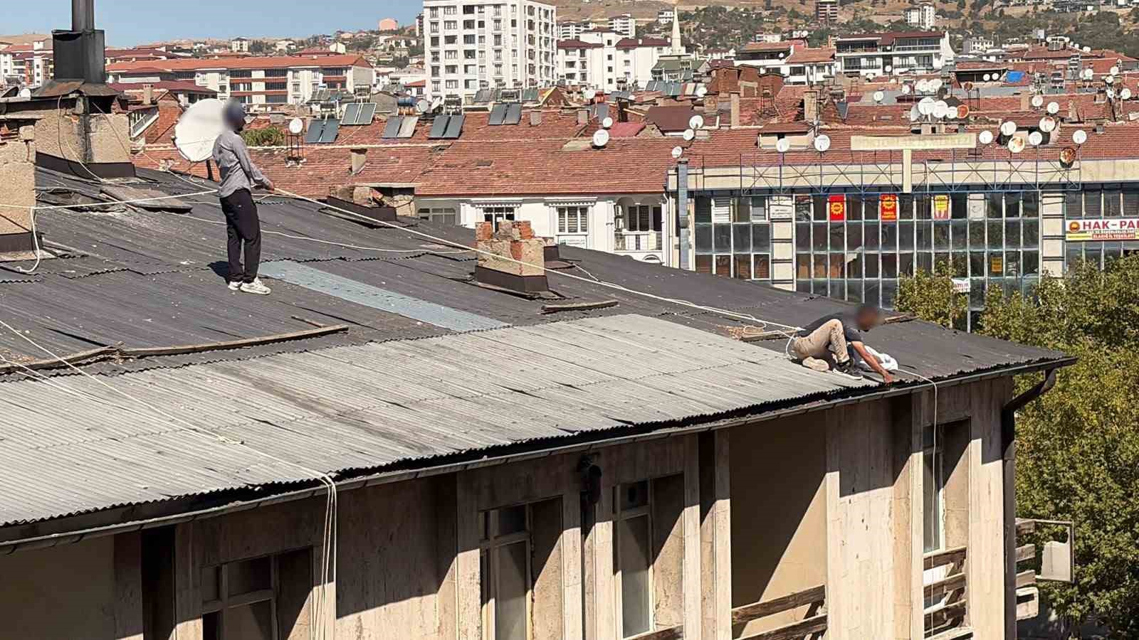 Çatıda oluk temizliği yapan şahıs, beline halat bağlayarak güvenlik önlemi aldı
