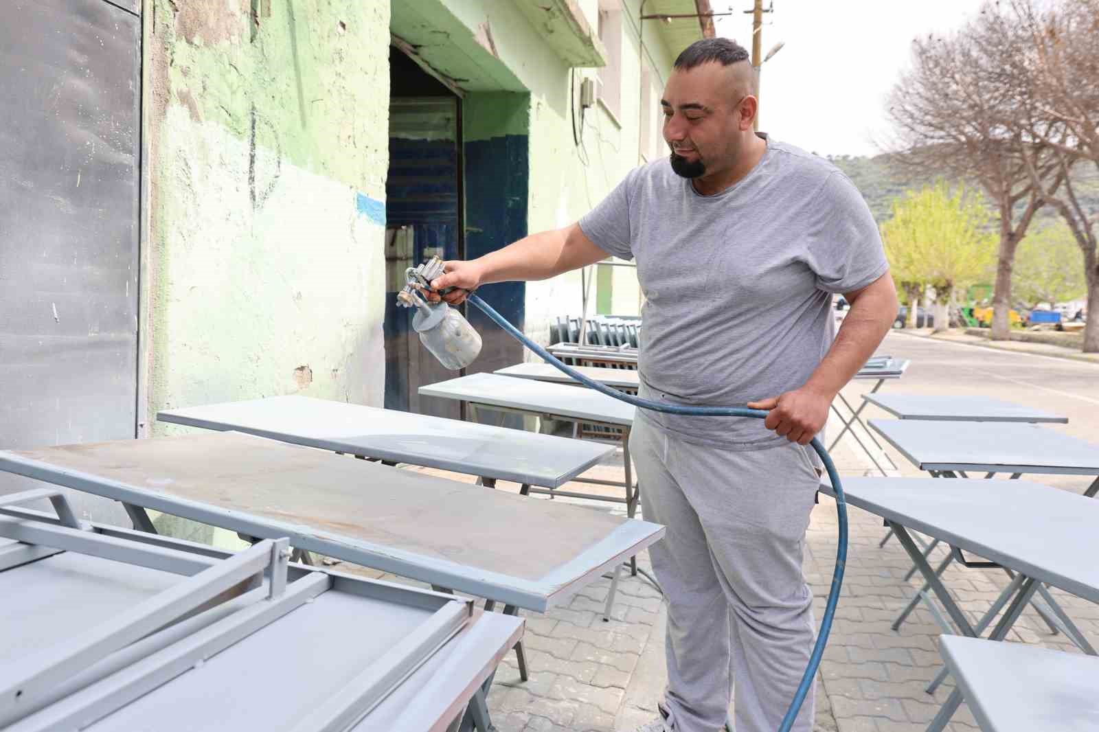 Cemiyetlerin vazgeçilmezi demir masalar sezona hazırlanıyor
