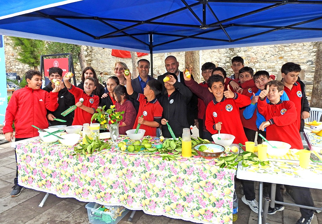Çeşme Kalesi’nde çocuklar tarihle buluştu, limonata yaptı
