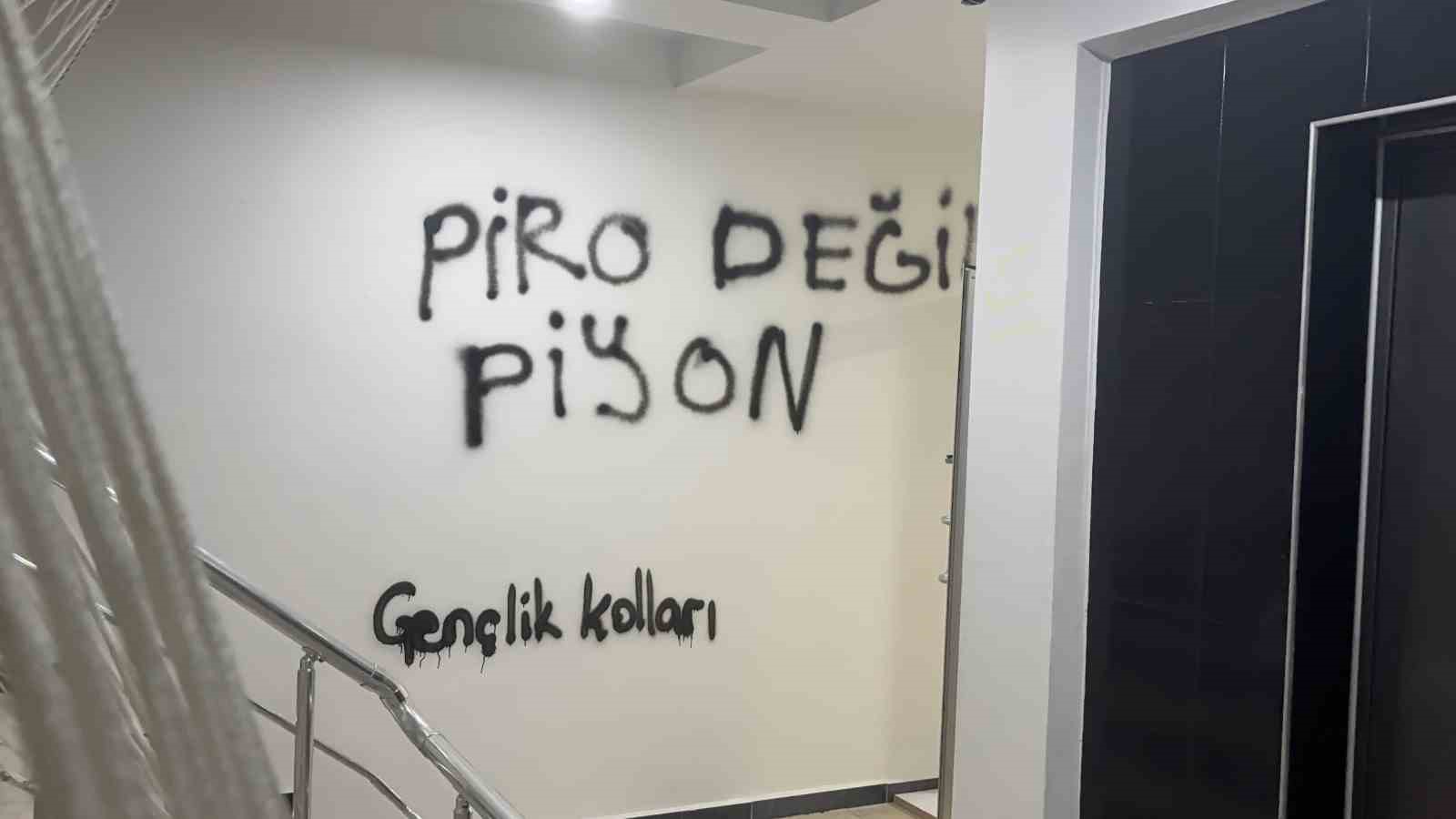 CHP Kayseri İl Başkanlığı binasının duvarlarına boyayla yazılar yazıldı
