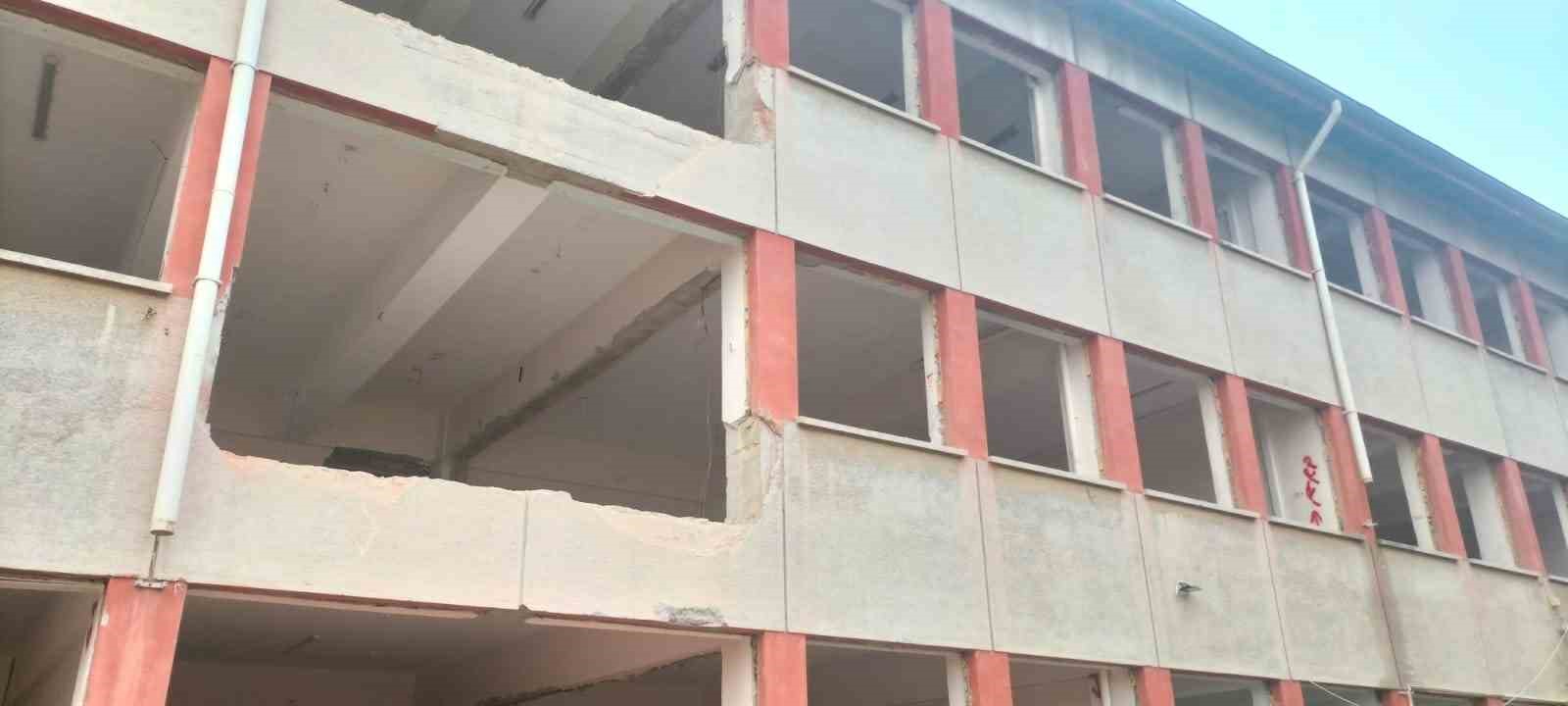 Çivril’de 44 yıllık okulda güçlendirme çalışmaları başladı
