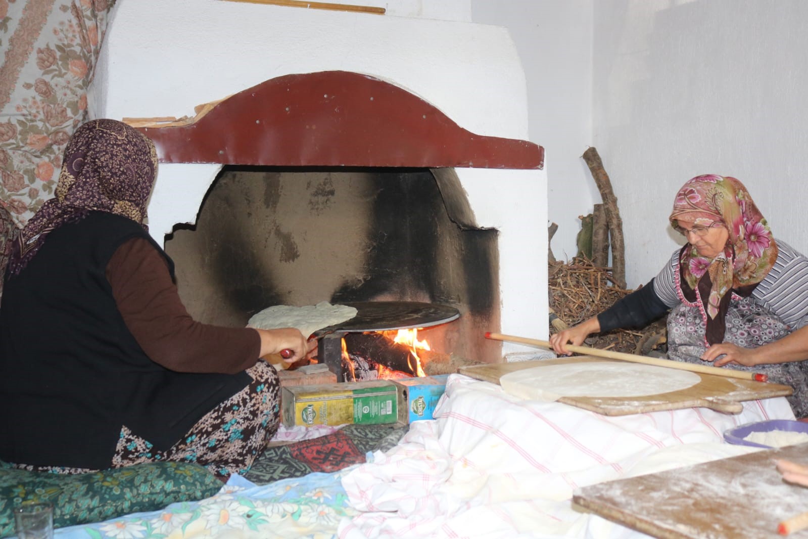 Çivril’de yufkalar açılıyor, imece geleneği yaşıyor
