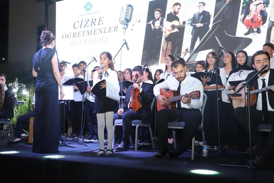 Cizre’de öğretmen ve öğrencilerden konser
