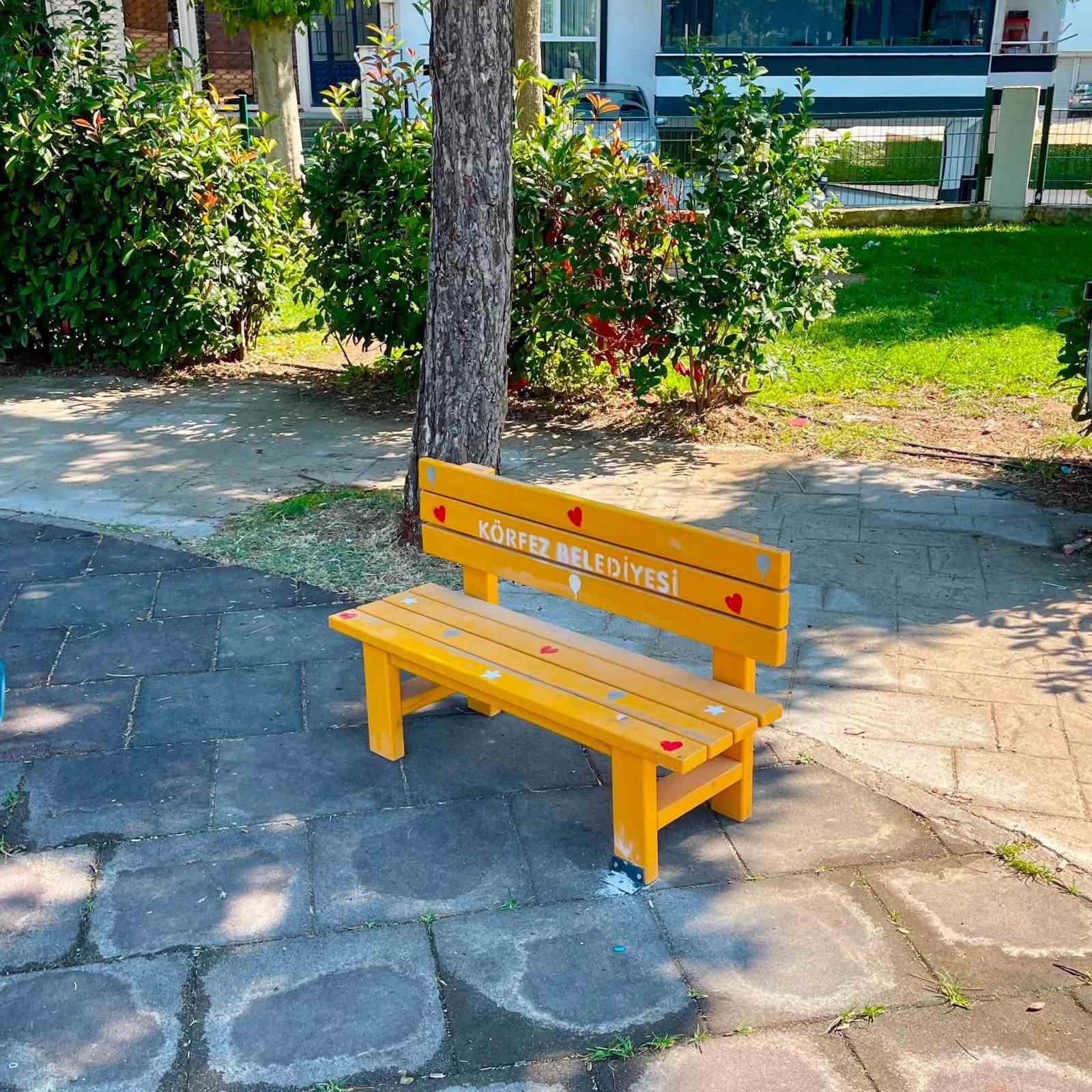 Çocuklar için parklara özel oturma grupları yerleştiriliyor
