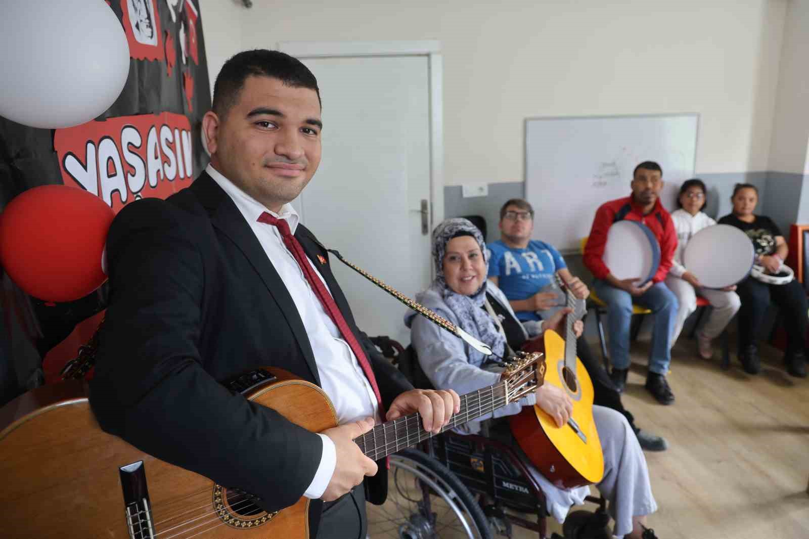 Çocukluğunda oyuncak gitarla müziğe ilgisi başlayan otizmli Ertuğrul, özel bireylere müzik eğitimi vermeye başladı
